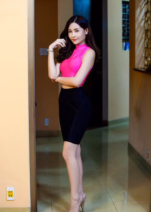 Ngân Anh thừa nhận cô từng phẫu thuật thẩm mỹ mũi và trước thời gian tham gia cuộc thi Hoa hậu Đại dương 2017, cô đã rút đệm mũi. Tuy nhiên, người đẹp sinh năm 1995 khẳng định môi của cô là tự nhiên. Ảnh: Zing