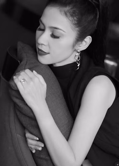 Việt Trinh tâm sự: “Lỗi do định mệnh ... thuận theo tự nhiên... quay về chốn cũ để thấy rằng không nơi nào đẹp bằng nơi có người luôn chờ mong mình”.