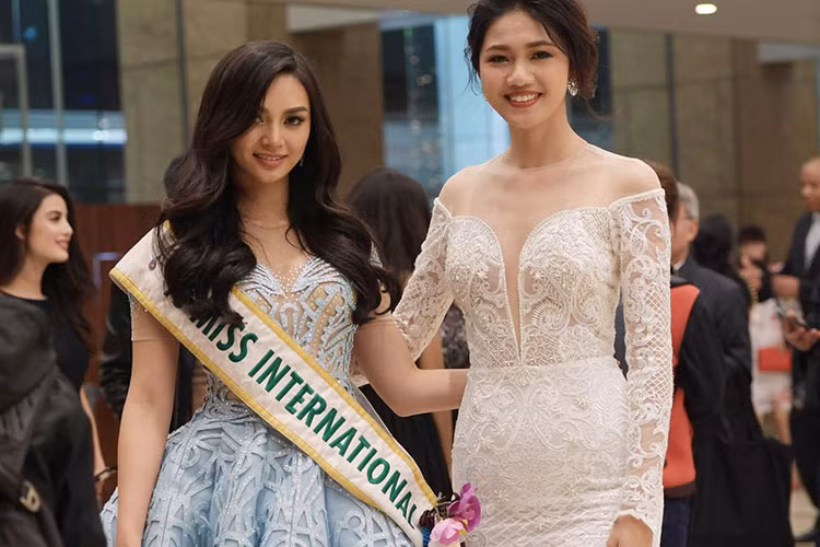 Á hậu Thanh Tú tự tin đọ sắc cùng Hoa hậu Quốc tế 2016 khi sang Nhật Bản cổ vũ Thùy Dung trong chung kết Hoa hậu Quốc tế 2017.