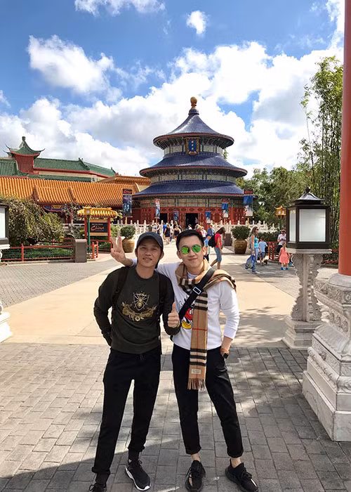 Dương Triệu Vũ lần đầu đi chơi ở Disneyland với anh trai Hoài Linh sau hơn 20 năm sống ở Mỹ.