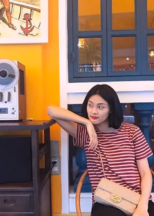 Hạ Vi chia sẻ đầy ẩn ý sau khi tình cũ Cường Đô la công khai hẹn hò Đàm Thu Trang. Hạ Vi viết: “Bạn không thể tỏa sáng một mình sao?”.