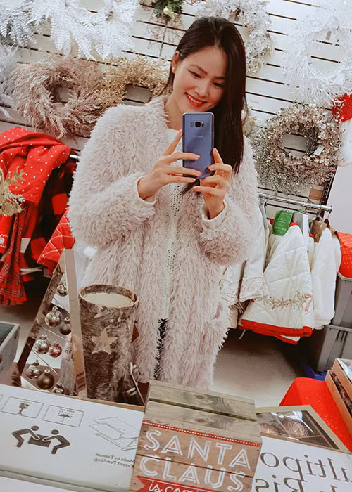 Tuyết Lan tận hưởng không khí Giáng sinh đang tới gần ở thành phố New York (Mỹ).