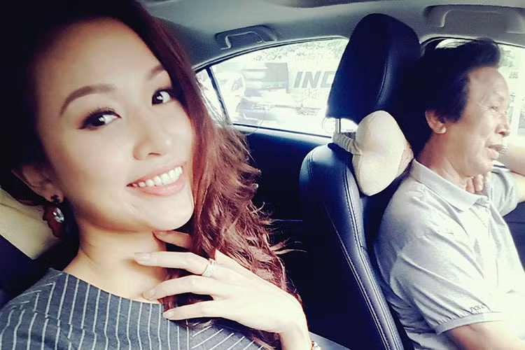 MC Vân Hugo tươi rói khi được bố lái xe chở đi làm là một trong những tin tức sao Việt trong ngày 15/11.