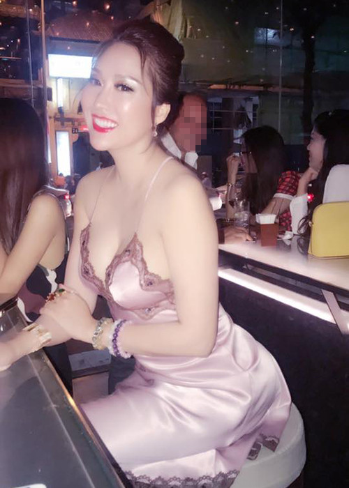 Phi Thanh Vân liên tục đăng tải hình ảnh khoe vòng 1 và vòng 3 trong trang phục bó sát, hở bạo. Ảnh: FBNV