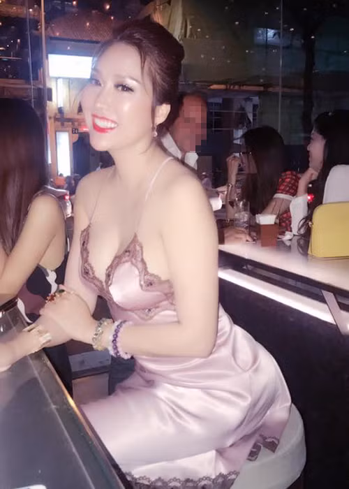 Phi Thanh Vân liên tục đăng tải hình ảnh khoe vòng 1 và vòng 3 trong trang phục bó sát, hở bạo. Ảnh: FBNV