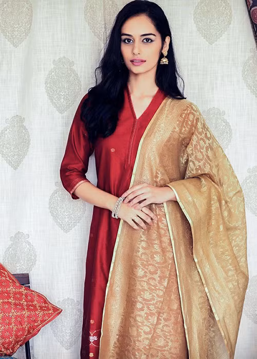 Dewangana - chị gái của Manushi cho biết, em gái luôn rất tự tin, là người cầu toàn và thực sự rất cố gắng để giành chiến thắng trong các cuộc thi sắc đẹp.