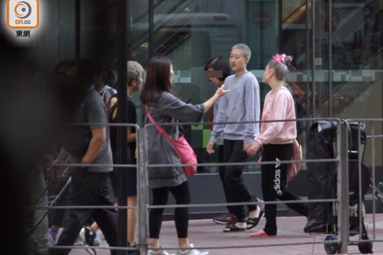 Andi năm nay 30 tuổi, hơn Ngô Trác Lâm 13 tuổi. Tháng 9/2017, báo chí xứ Trung đã đăng tải thông tin Ngô Trác Lâm bỏ nhà tới sống chung với Andi. Ảnh: Oncc