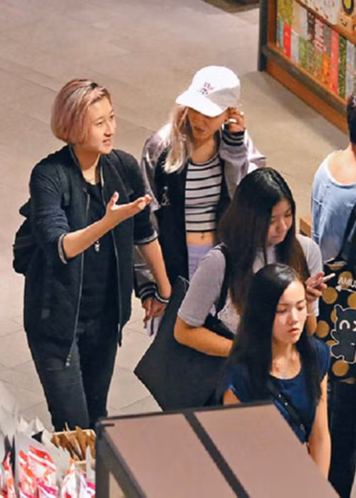 Ngô Trác Lâm không chỉ bỏ nhà mà còn bỏ học để đi làm kiếm tiền nuôi bản thân và chăm sóc người yêu hơn tuổi. Ảnh: Ifeng