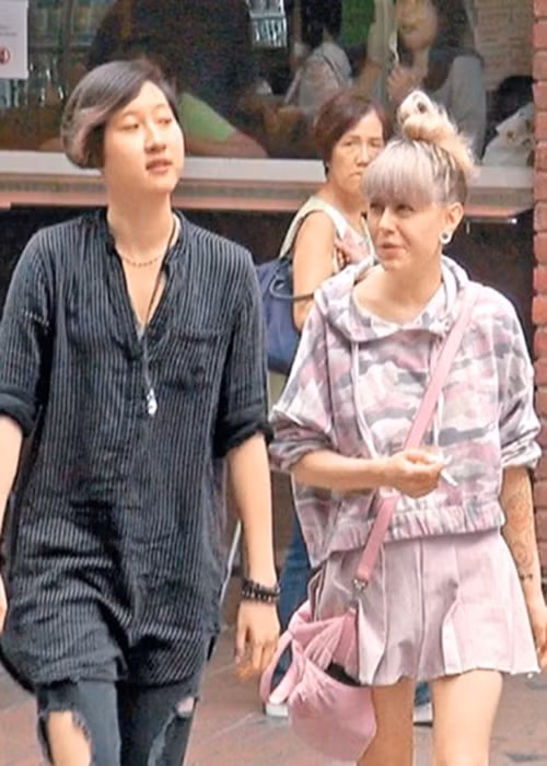 Theo một số nguồn tin, cuộc sống của Ngô Trác Lâm không dễ dàng. Cô đi tàu điện ngầm tới nơi làm việc, ăn uống giản dị. Ảnh: Oncc