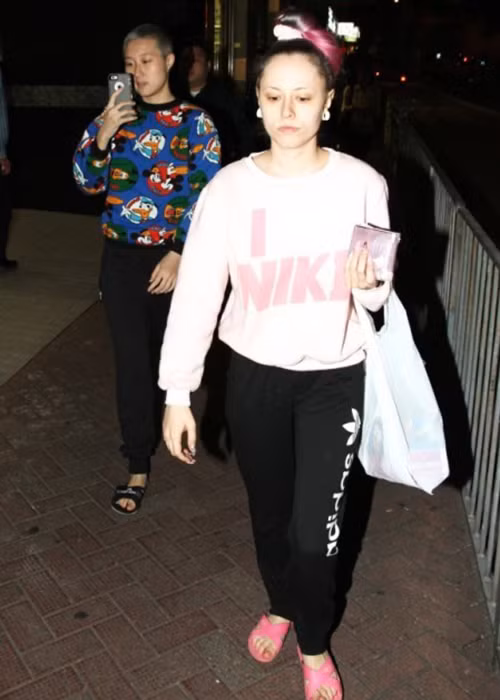 Kể từ khi bỏ nhà ra đi sống cùng bạn gái hơn tuổi, Ngô Trác Lâm cạo tóc giống đàn ông, ăn mặc nam tính. Ảnh: Oncc