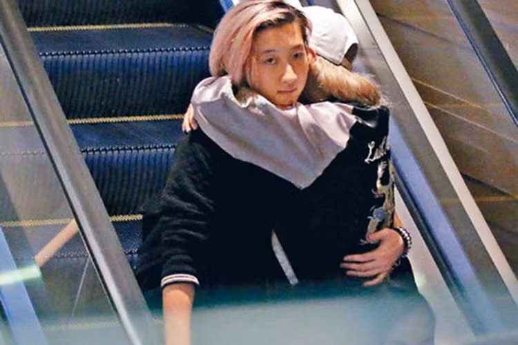 Con gái của Thành Long công khai ôm bạn gái đồng tính khi cả hai xuất hiện ở một trung tâm thương mại vào tháng 9/2017. Ảnh: Ifeng