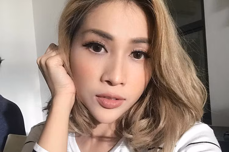 Khi tốt nghiệp Cao đẳng Sân khấu Điện ảnh TP HCM, nữ diễn viên gốc Hậu Giang gặp bế tắc nhưng vì tình yêu và kỳ vọng của bố mẹ, cô cố gắng bám nghề diễn xuất.