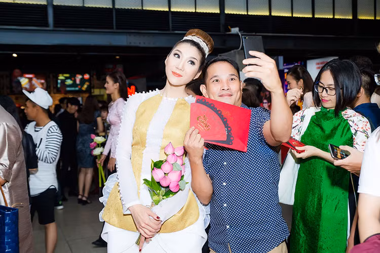 Hiện, siêu mẫu sinh năm 1988 đã thích nghi với cuộc sống ở Mỹ bên chồng và con trai.