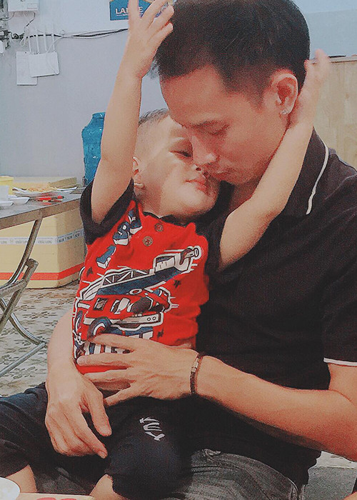 Hình ảnh con trai Thu Thủy vui đùa cùng bố được cựu thành viên nhóm H.A.T chia sẻ trên trang cá nhân.