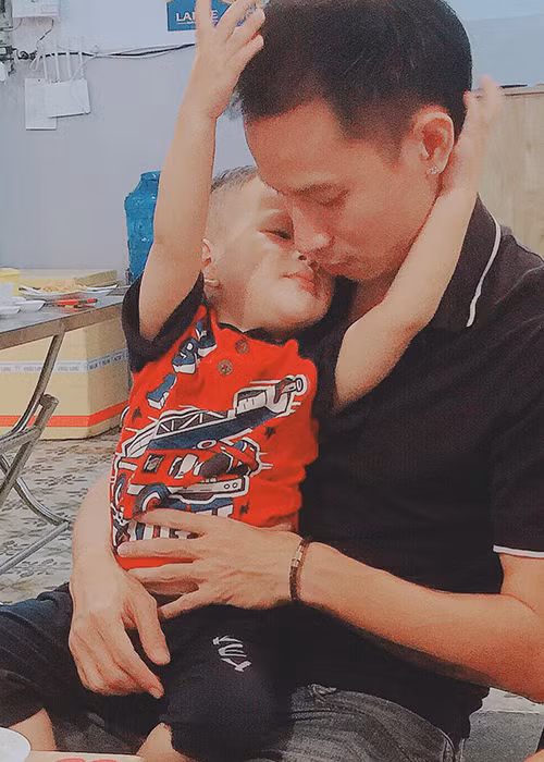 Hình ảnh con trai Thu Thủy vui đùa cùng bố được cựu thành viên nhóm H.A.T chia sẻ trên trang cá nhân.