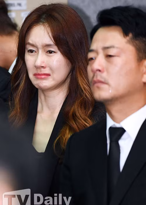 Kim Ji Soo khóc nức nở khi đến tiễn đưa bạn trai cũ quá cố. Ảnh: TV Daily