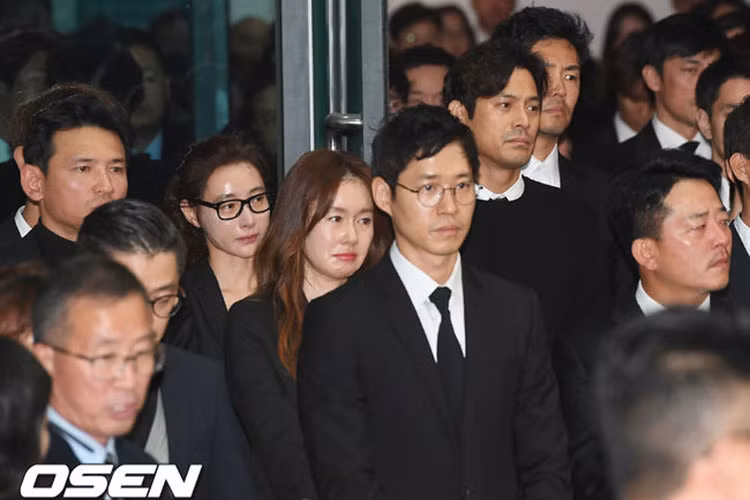 Nhiều sao Hàn lặng người trong phút tiễn đưa nam diễn viên "Reply 1988" về với đất mẹ. Ảnh: Osen