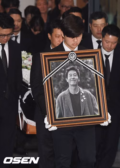  Lễ đưa tang Kim Joo Hyuk vừa diễn ra vào trưa nay (ngày 2/11). Nam tài tử qua đời ở tuổi 45 sau tai nạn va chạm xe nghiêm trọng. Ảnh: Osen