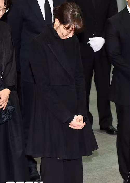 Lee Yoo Young - vợ sắp cưới của Kim Joo Hyuk nén đau thương trong lễ đưa tang. Ảnh: Osen