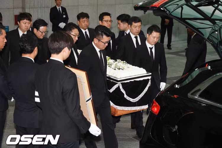 Linh cữu của Kim Joo Hyuk được an táng ngay bên cạnh mộ phần của bố. Được biết, bố mẹ của nam tài tử đều đã qua đời. Ảnh: Osen