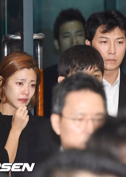Nữ diễn viên Lee Yoon Ji cũng khóc cạn nước mắt trước sự ra đi đột ngột của đàn anh. Ảnh: Osen