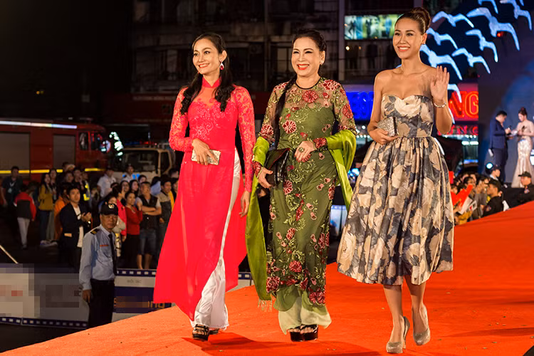 Nghệ sĩ Kim Xuân, Hạnh Thúy đều chọn áo dài để sải bước trên thảm đỏ.