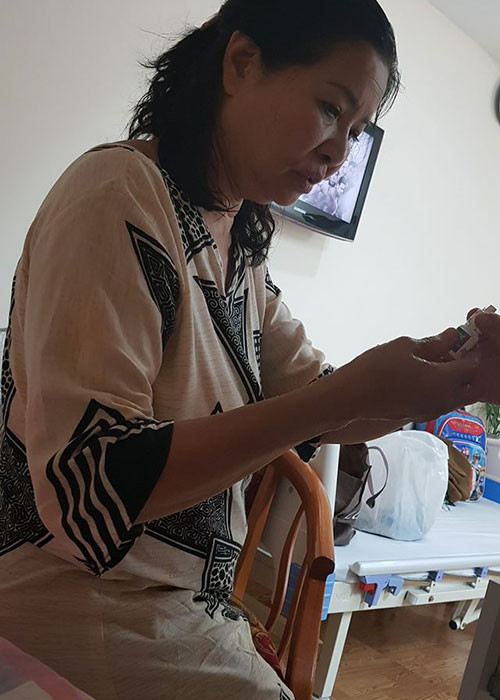 Vân Hugo bày tỏ lòng biết ơn với mẹ: “Người luôn ở bên khi tôi đau ốm/Người tần tảo sớm hôm/Người nấu ăn thật ngon/Người đắm đuối vì chồng con/Biết ơn người vô ngần/ Khỏe nhanh lên nào Vân ơi”.