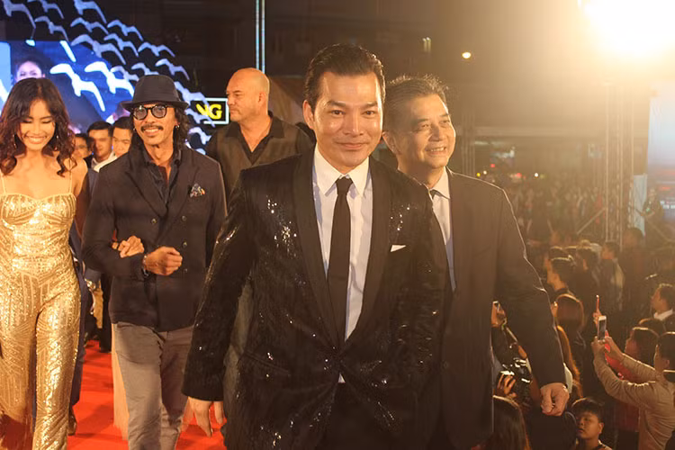 Đạo diễn, diễn viên Trần Bảo Sơn bảnh bao trên thảm đỏ.