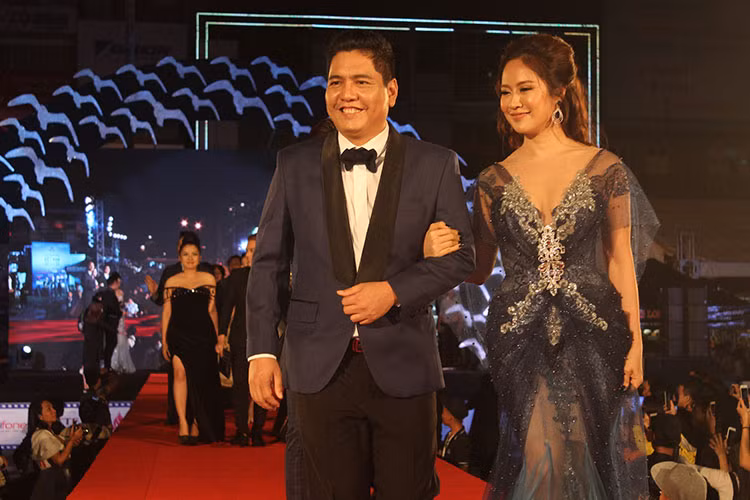 Diễn viên Thanh Thúy được ông xã Đức Thịnh tháp tùng tại lễ khai mạc LHP Việt Nam.