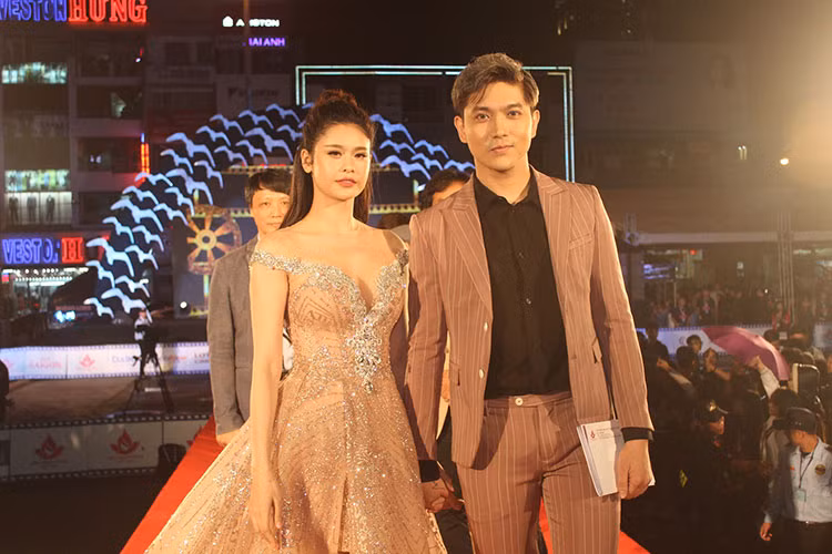 Vợ chồng Tim - Trương Quỳnh Anh nắm tay không rời tại sự kiện.