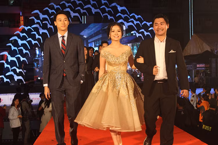 Vợ chồng Khánh Hiền - James Ngô tình tứ trên thảm đỏ.