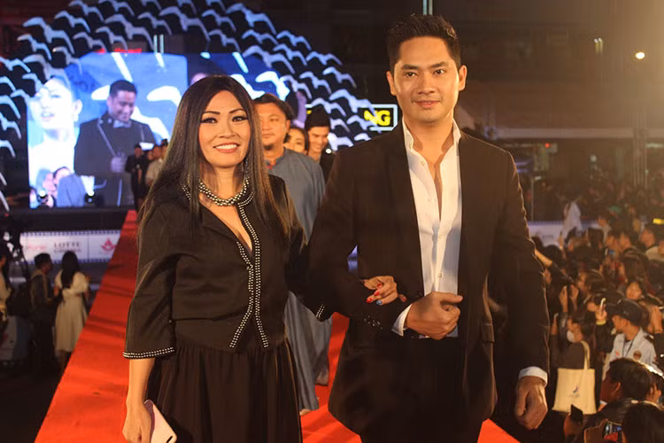 Phương Thanh sánh đôi cùng Minh Luân trong đêm khai mạc.