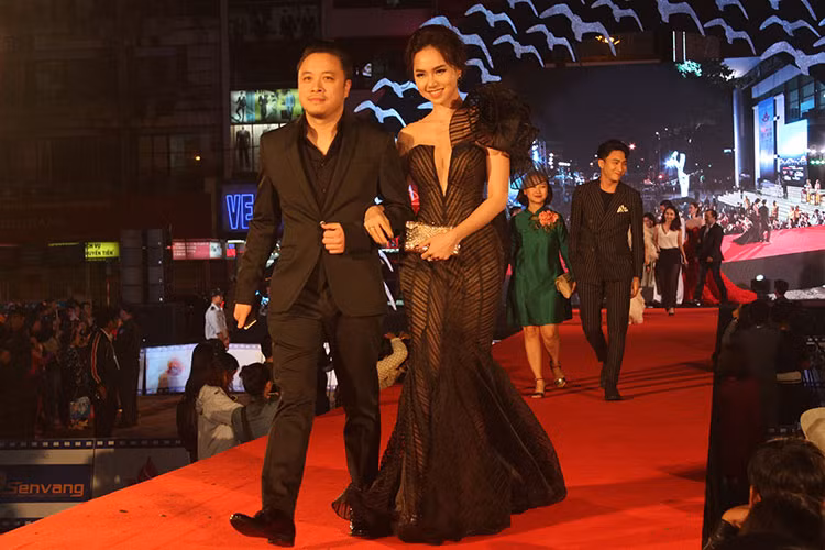 Vợ chồng đạo diễn Victor Vũ - Đinh Ngọc Diệp trở thành tâm điểm khi sánh đôi tại sự kiện.