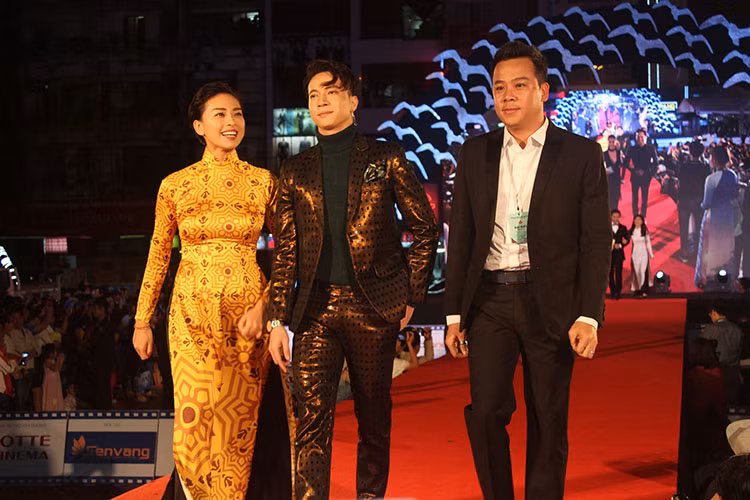 Ngoài diễn viên Trung Anh và Thúy Hằng, thảm đỏ lễ khai mạc Liên hoan phim còn có sự góp mặt của Ngô Thanh Vân và Isaac.