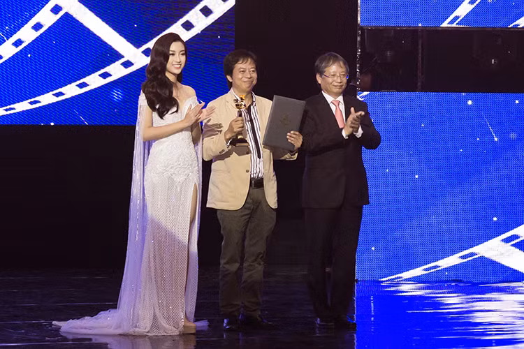 Ở hạng mục Bông Sen cho phim Khoa học, “Một giải pháp chống xói lở bờ biển” của đạo diễn Phùng Ngọc Tú (trong ảnh) giành giải Bông sen Vàng. Bông sen Bạc được trao cho “Nuôi cấy tinh tử trong điều trị vô tinh nam” của đạo diễn Phạm Hồng Thắng.