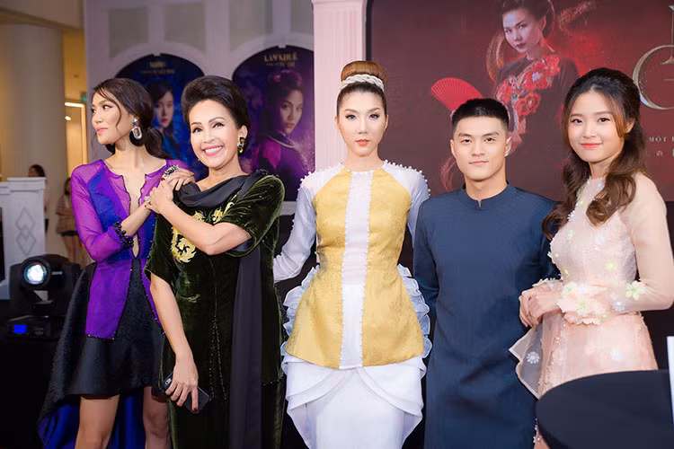 Tối ngày 29/11, tại TP HCM, siêu mẫu Ngọc Quyên (ở giữa) xuất hiện tại buổi ra mắt phim "Mẹ chồng".