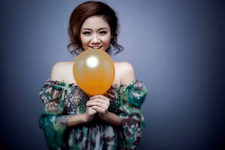 Thời điểm đó, gương mặt cô không có nhiều thay đổi. Dù chăm chút kỹ càng hơn mỗi khi xuất hiện, nhưng văn Mai Hương vẫn mắc nhiều lỗi trang điểm, đặc biệt là phong cách rườm rà, mái tóc xoăn khiến gương mặt già trước tuổi. Trong quãng thời gian này, Văn Mai Hương thường xuyên xuất hiện cùng Lê Hiếu làm dấy lên nghi án hẹn hò.