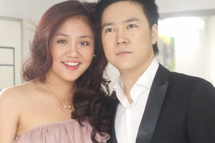 Sau một năm hẹn hò bí mật, dịp Valentine 2012, Văn Mai Hương công khai yêu Lê Hiếu thông qua MV Ngày chung đôi. Khi yêu đàn anh, cô vẫn giữ thân hình tròn trịa nhưng về phong cách thời trang thì chuyển hướng quyến rũ, trưởng thành hơn.