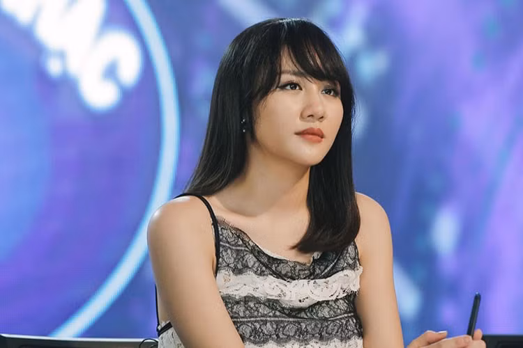 Kể từ đó đến nay, á quân Vietnam Idol liên tục vướng nghi vấn phẫu thuật thẩm mỹ, đặc biệt là khi cô đảm nhận vai trò giám khảo cuộc thi Vietnam Idol Kids 2016. Gương mặt cô bị nhận xét là gương gạo, thiếu tự nhiên, thậm chí ngày càng xuống sắc.