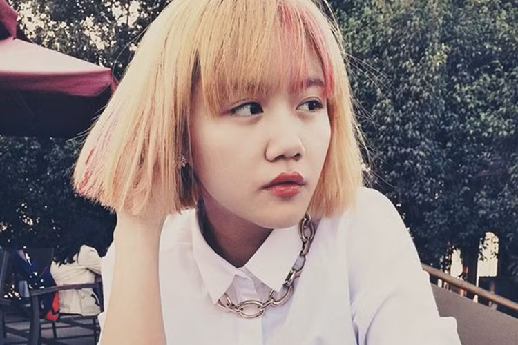 Từ cuối năm 2013 khi chia tay Lê Hiếu, Văn Mai Hương thực sự lột xác về cả ngoại hình lẫn phong cách thời trang. Thân hình thon gọn hơn nhiều so với ngày mới ra mắt. Nữ ca sĩ thường xuyên xuất hiện với trang phục cá tính, gợi cảm. Thời điểm này, gương mặt của Văn Mai Hương khác lạ cũng làm dấy lên nghi vấn cô phẫu thuật thẩm mỹ.