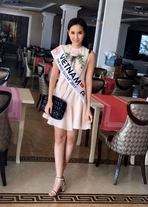 Tháng 10/2017, học trò Phạm Hương bất ngờ xác nhận tham gia cuộc thi Hoa hậu Hoàn cầu trước khi chinh chiến Hoa hậu Du lịch Quốc tế (Miss Tourism Queen Internaitonal). Ảnh: ERM Vietnam
