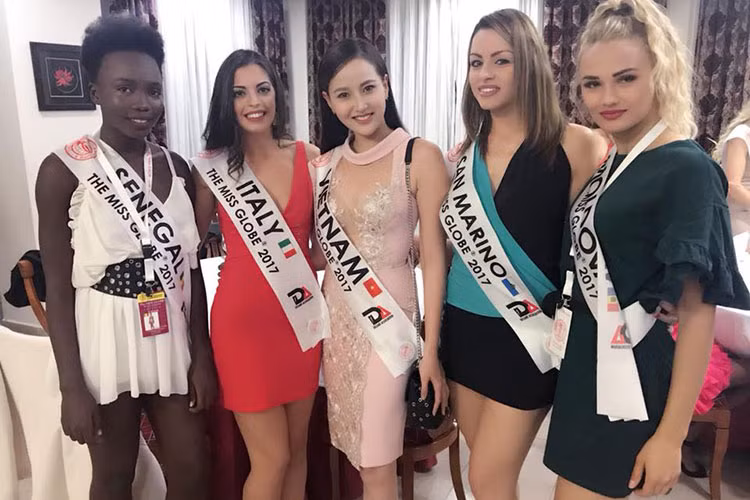 Top 15 Hoa hậu Hoàn cầu 2017 gồm đại diện của Việt Nam, Philippines, Siberia, Albania, Armenia, Canada, Mỹ, Thái Lan, Đan Mạch, Italy, Estonia, Hungary, Macedonia, Can Verde và Ghana. Ảnh: FBNV