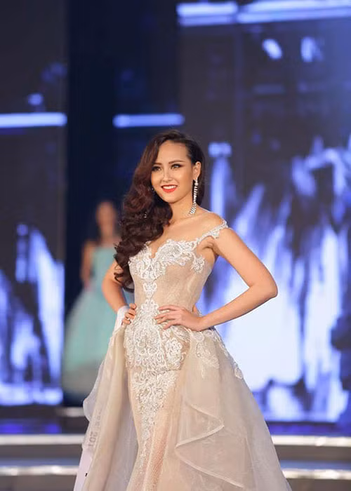 Khánh Ngân đẹp lộng lẫy ở phần thi trang phục dại hội tại chung kết Hoa hậu Hoàn cầu 2017. Ảnh: ERM Vietnam