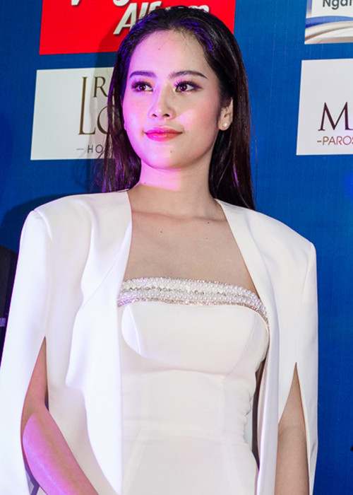 Hoa khôi Nam Em cũng là một trong những mỹ nhân Việt tham gia lễ bế mạc liên hoan phim.
