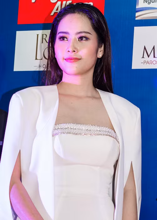 Hoa khôi Nam Em cũng là một trong những mỹ nhân Việt tham gia lễ bế mạc liên hoan phim.