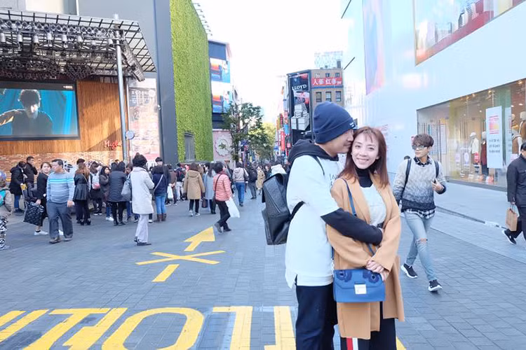 Thu Trang - Tiến Luật tình tứ bên nhau trong chuyến đi Hàn Quốc.