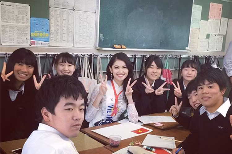 Á hậu Thùy Dung vui chơi cùng các học sinh Nhật Bản trong hoạt động tại cuộc thi Hoa hậu Quốc tế 2017.
