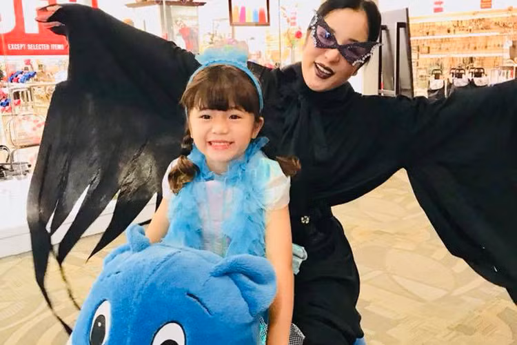 Thúy Nga và con gái Nguyệt Cát vui đùa bên nhau nhân dịp Halloween.