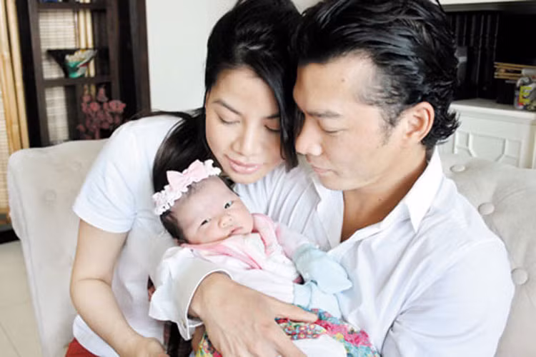 Năm 2008, Trương Ngọc Ánh hạ sinh con gái đầu lòng và đặt tên bé là Bảo Tiên. Không chỉ chung sống hạnh phúc, cặp đôi còn gặt hái không ít thành công trong sự nghiệp điện ảnh và kinh doanh. Ảnh: Khám phá