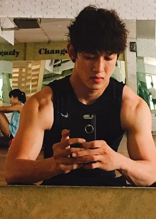 Nam ca sĩ sinh năm 1991 có vóc dáng khá chuẩn nhờ chăm chỉ tập gym. Ảnh: FBNV